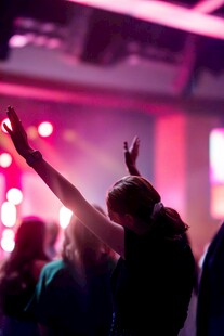 激 派对现场人群舞动