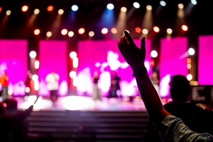 舞台前的热情观众