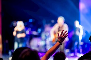 演唱会现场观众热情互动