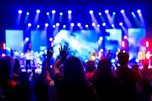 热闹的舞台演出场景