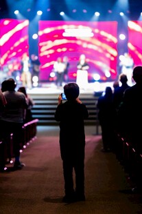 舞台前观众背影