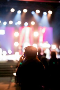 观众席上观看演出的身影