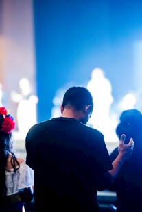 婚礼现场新人与宾客互动