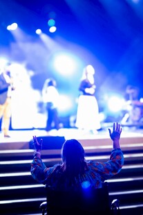 观众在台下观看舞台表演