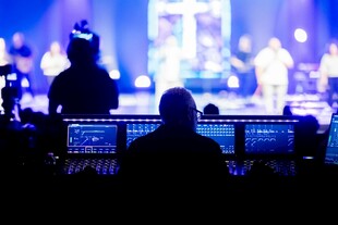 舞台灯光下的幕后操控者