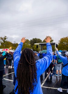 女子在活动中高举双手