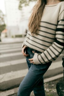 条纹衫女子街头休闲姿态