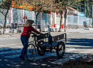 街头骑车卖货的劳动者