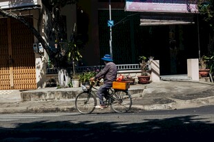 街头骑车送货的外卖员