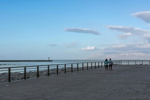 海边漫步栈道 宁静美景