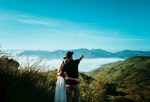 山顶新人浪漫相拥赏景