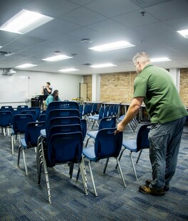 室内工人摆放蓝色椅子