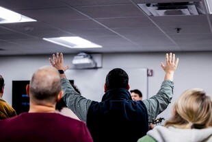 课堂上踊跃举手的学生
