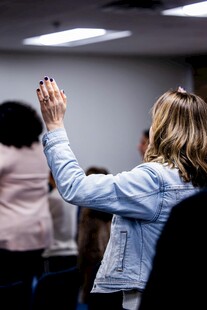 会议中女士举手发言