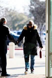 牵手漫步的温暖瞬间