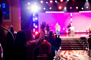 舞台表演现场观众热情