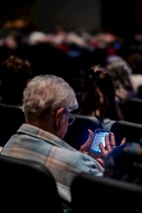 影院中观众专注看手机