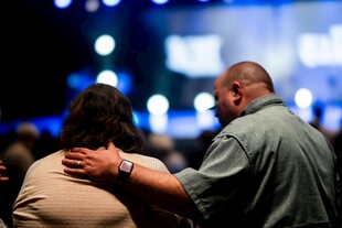 舞台前亲密依偎的两人