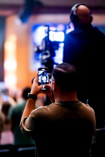 现场摄像师专注拍摄场景