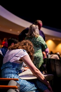 图书馆内专注读书的人群