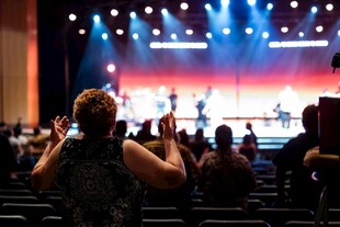 观众观看舞台演出场景