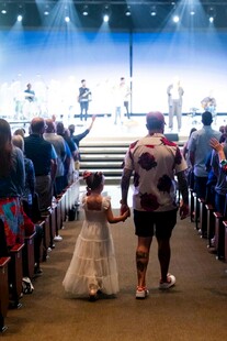 父女牵手步入婚礼现场