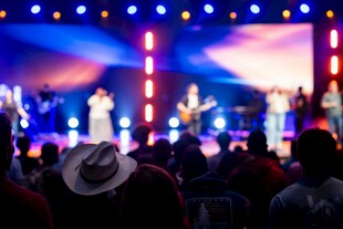 热闹舞台前的观众身影