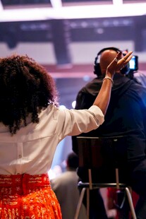 女性专注操作摄影设备