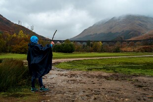 徒步者于山间泥泞小道前行