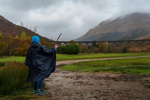 雨中徒步者穿行山间小道
