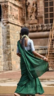 身着绿纱丽的 度女子