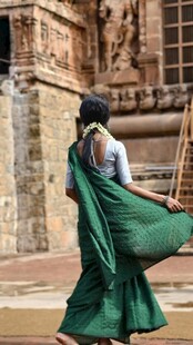 身着绿纱丽起舞的女子