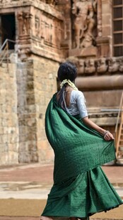 身着绿裙的优雅女子