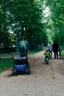 林间小道上的家庭休闲时光