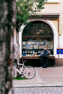 街边书摊前的静谧场景