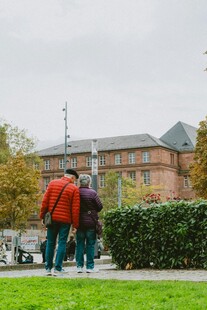 公园中漫步的老年夫妇