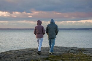 情侣海边 肩眺望远方