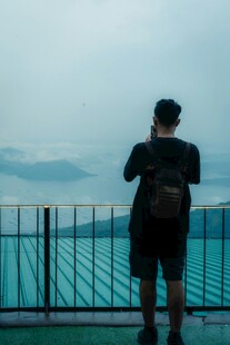 孤独旅人眺望远方风景