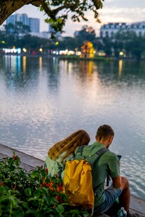 湖畔情侣依偎赏景