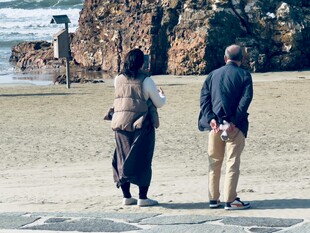 海边漫步的一对男女