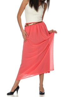 女子展示粉色飘逸长裙