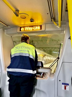 工人车内专注操作设备