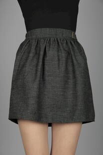 灰色短裙展示女性腿部线条