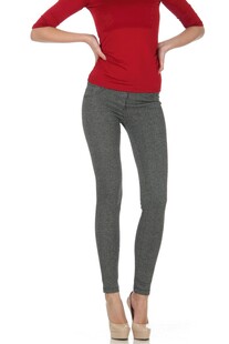 女士红色上衣配灰色长裤