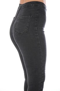 修身黑色牛仔裤女性展示