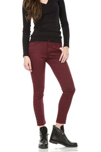 酒红色紧身裤女性穿搭展示