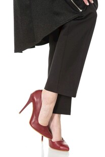 女士黑色长裤配红色高跟鞋