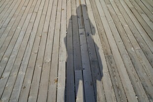 木板路上的人物影子