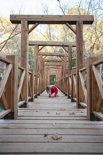 木桥上的红衣身影
