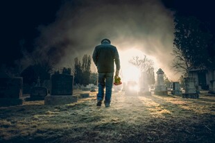 墓地独行的提灯人